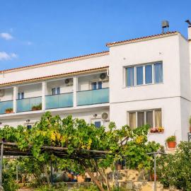"The Veranda at Acharavi", Lakis Home - Bright and Spacious Apartment in the Centre of Acharavi, Walking Distance to the Beach, Hotel in Acharavi