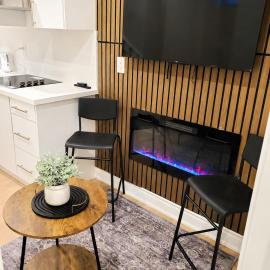 Private 1BR Suite with Fireplace & Parking in Milton، فندق في ميلتون