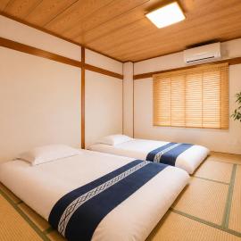 Large Traditional Japanese House Near Osaka Castle 4BR 2 Baths Sleeps 10, Hotel in Osaka