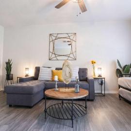 Renovated Modern Industrial Suite 2 BR Condo, hotell i Gainesville