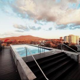 Modern new 1b1b apart in dickson, pool, free P, hotel in Downer