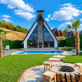 SAPANCA ÖZEL HAVUZ - JAKUZİ - ŞÖMİNE - KoRUNAKLI - GÖL MANZARALI BUNGALOV