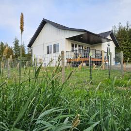 Little White Farmhouse Haven, hotel i Sagle