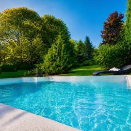 Belgrade - Private Pool Villa & Estate - Exclusive Use - Full Privacy - Garden & BBQ - One Group Only, ξενοδοχείο στο Βελιγράδι