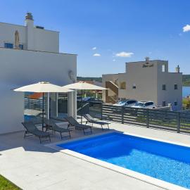 Villa Charlotta, sea view , pool, near beach، فندق في ريتنا