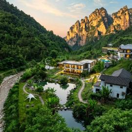 Floating Peaks Lodge-English Services-Near the Ticket Gate, ξενοδοχείο σε Zhangjiajie