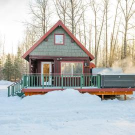 New Listing - River Front Cabin with Hot Tub near Hatcher Pass, hotel u gradu Vasila