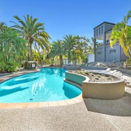 ROOM with Private Bathroom, Pool, Gym, Sauna - Shared Accommodation in Arundel, Goldcoast, hotel in Gold Coast