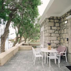 Emporios 1930, Seafront stone house, hotel in Emporeios