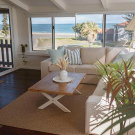 Ledge Point में, होटल Princes Beach Cottage, sea views, BBQ & fireplace