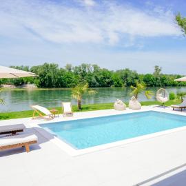 Vikendica Drina Hill sa bazenom Loznica, hotel in Loznica