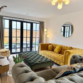 4 Bed Luxury home, Sauna, Hot tub, Sleeps 9, hotel a Chepstow