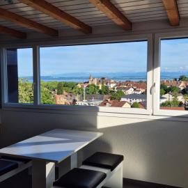 Charming attic with view on lake, Alps and castle: Colombier şehrinde bir otel