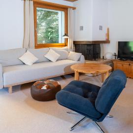 Garden apartment with mountain views & barbecue, hotel em Lenz