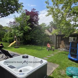 7 person House with garden, firepit, optional whirlpool, hammock, child friendly, slide, swimming lake and great coffee, hotel en Ewijk