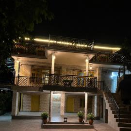 Mandala House & Café with Mud House Retreat, Hotel in Jari