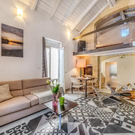 Martano Jacuzzi Suite with Terrace & BBQ - Happy Rentals