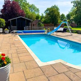 Laurel Retreat- Pool, Sauna & Gardens -Sleeps up to 17 - Rural Retreat By STAE-Homes, hotel a Magor