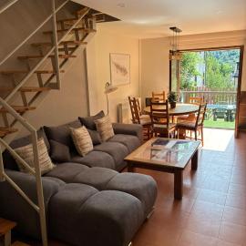 Dúplex con jardín en Pirineos, totalmente equipado، فندق في فييانوا