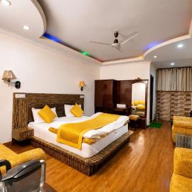 Hotel Moonn Valley Near Naini Lake # Free Wifi And Parking Restaurant Facilities # Best Vacation Stay with Family, hotell i Nainital
