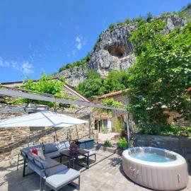 Under the rock-jacuzzi-400y stone property, hotel em Osp