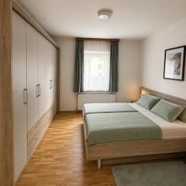 Zentrale Ferienwohnung mit kostenlosen Parkplätzen, hotelli kohteessa Leoben