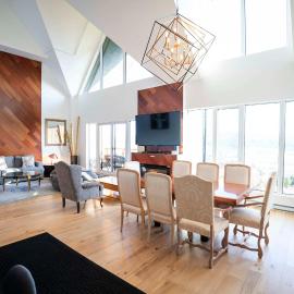 408 - Modern Condo - Pool & Panoramic View, hotel di Baie-Saint-Paul