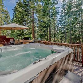 Spacious Pet-Friendly Truckee Retreat with Hot Tub