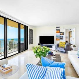 Oceanfront 2 Bedroom Condo with Stunning Views, hotel i Delray Beach