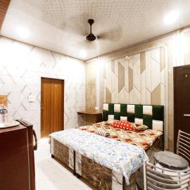REGAL HOMESTAYS - Budget & Smart Rooms, מלון בפגווארה