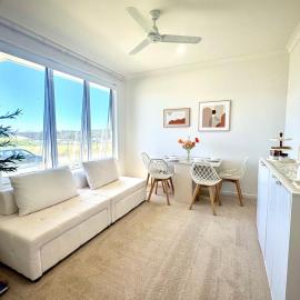 Forest Lake Private Entry Brand New 1 Bedroom 1 Living room، فندق في Doolandella