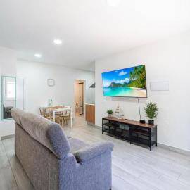 Mara 2 Playa del Burrero junto al mar, wifi gratis By Canarias Prime Homes