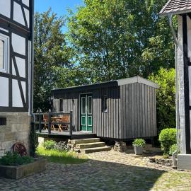 Zirkuswagen im Gutshof
