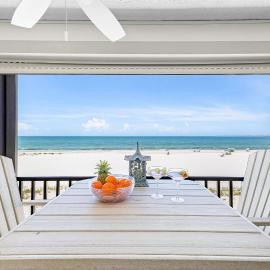 Beachfront Sunsets, Heated Pool & Gulf Views Escape - Dolphin Watch 203 - Roelens, hotel in Fort Myers Beach