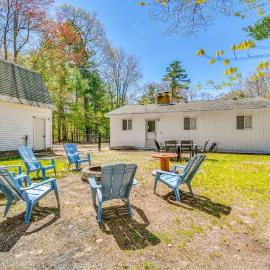 Cozy Cottage | Fire Pit & Walk to Lake Huron, Hotel in East Tawas