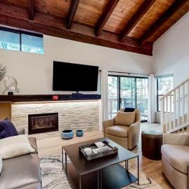 Modern luxury awaits at this Lakeland Village condo with top-tier amenities, hotel in South Lake Tahoe