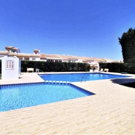 Spacious 3-Bedroom Home with Pool and Parking, hotel in Gran Alacant
