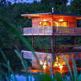 Spektakuläres Tiny House im Teich mit Terrasse und Kamin, hotel a Großharthau