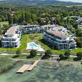 Waterfront studio, hotel in Balatonszemes