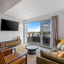 Lakeside 2-Bed Retreat with Sunny Balcony, hotel a Budgewoi