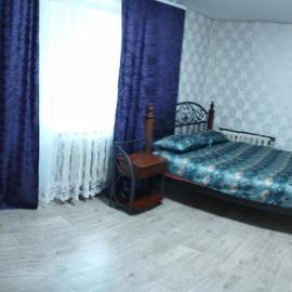 Двокімнатна квартира подобово в центрі, hotel i Konotop
