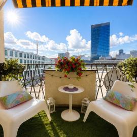 Bright Central 2BR Business & City Stay - Nivy - Balcony - Fast WiFi