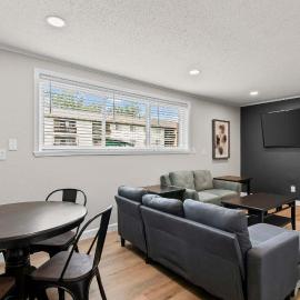 Newly Renovated Unit in Central Spfld #103, hotel in Springfield