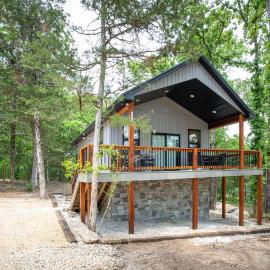 Woodland Retreat - Secluded Hot-Tub New Build, hotel in Shell Knob