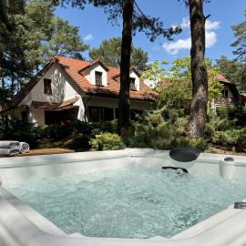 Golden Villas Luxury Garden Retreat - Jacuzzi & Sauna