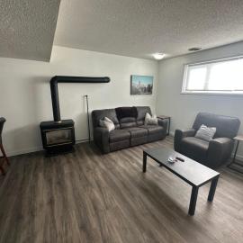 Private, Modern 2-Bedroom Suite in Melfort: Melfort şehrinde bir otel