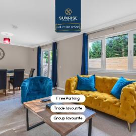 MUIRTON 2 - has 4 Twin rooms with 4 Car Parking, 2 Baths, 5 Smart TV, Fully Equipped, Garden, Free WiFi, GROUP FAVOURITE by SUNRISE LONG LETS and SERVICED ACCOMMODATION DUNDEE