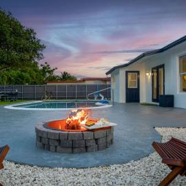 Fun Miami Pool Home Pickable Firepit Pingpong