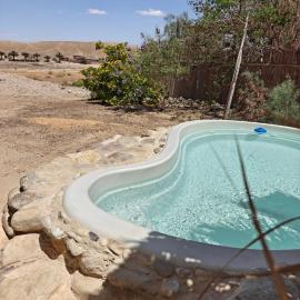 לנשום בצוקים, Hotel in Tsukim