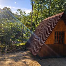 Chalés beira rio ArtCafé Camping, Hotel in Sana
